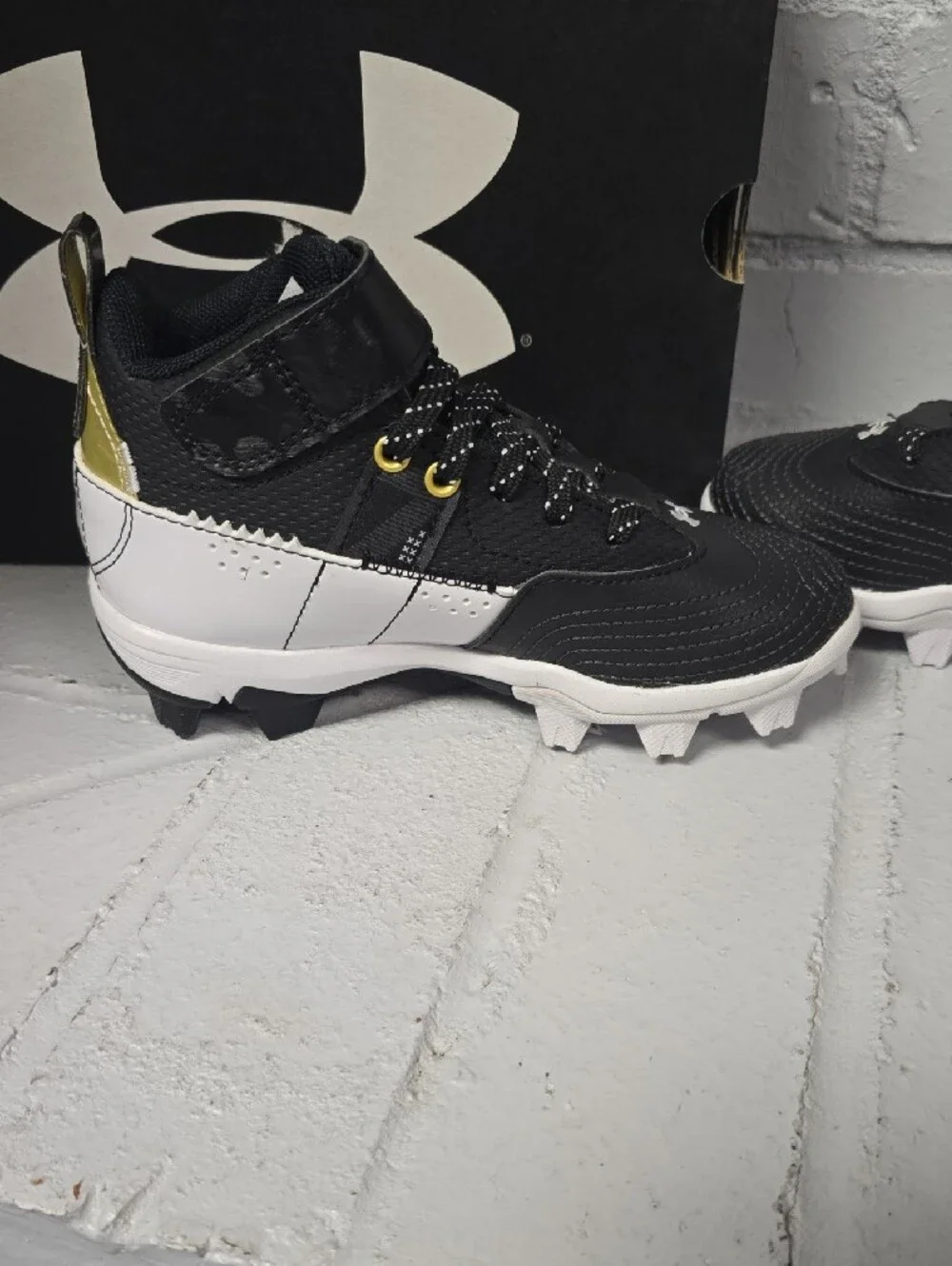 Under Armour Kids Black White and Gold Cleats with BH Strap.  Size 11k. NIB